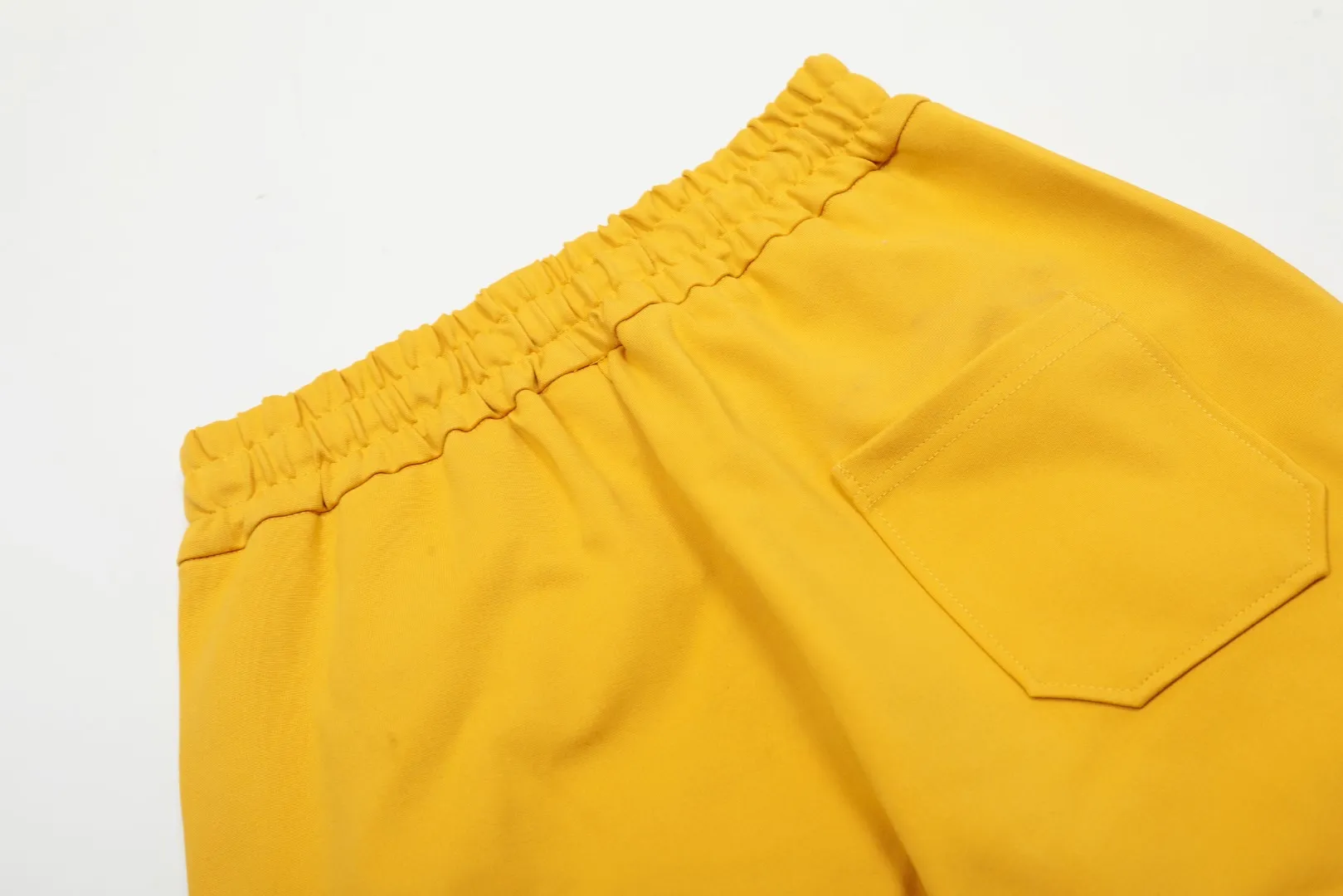 🅿️250 "Top quality" Style number: T7002# [Ralph Lauren solid color pony embroidered logo simple casual wide-leg trousers] ✅Ralph Lauren classic basic versatile unisex wide-leg spliced couple straight trousers ✅Brocade and cotton Roman cloth splicing technology ✅The version is restored to the original single The maximum size can be worn up to 170 pounds Loose, comfortable and stress-free ✅The upper body is simple and easy to match ootd must-have Good-looking clothes are never chosen by anyone. A must-have in couples’ wardrobes. Size: S-XL. Color: floral gray, black, yellow, and fruit green.